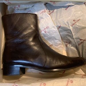7.5M Etienne Aigner boots in dark brown.